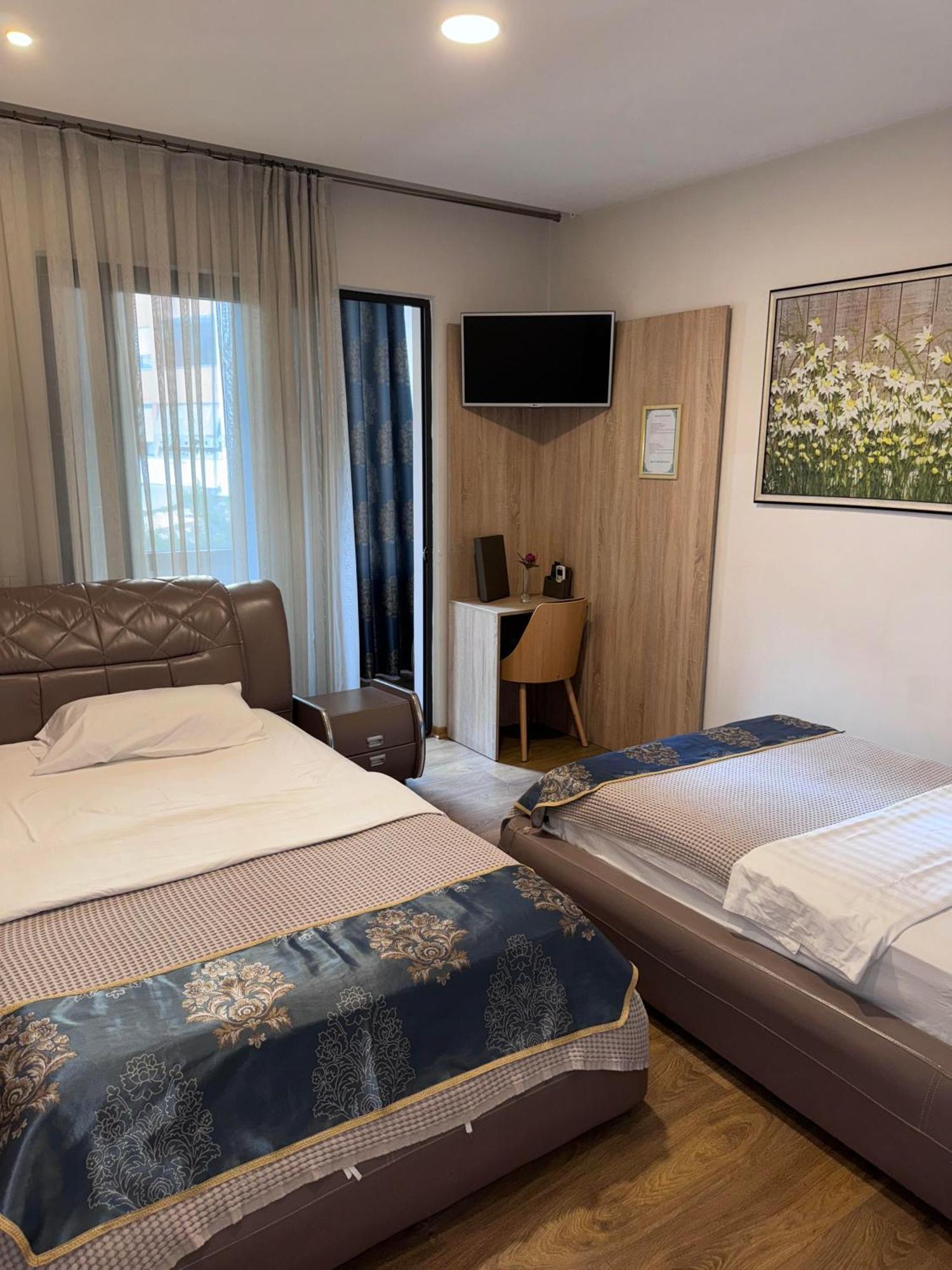Park Hotel Tirana Yzberish Exterior photo